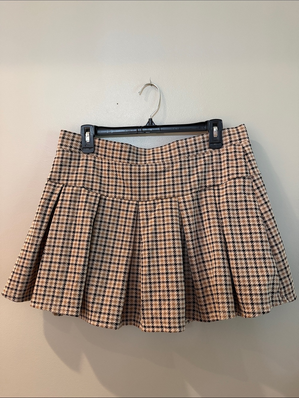 American Eagle Pleated Mini Skort in Beige and Black